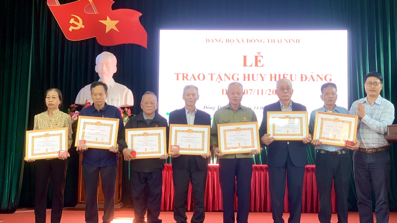 Công an xã Đông Thái Ninh tổ chức lễ ra quân xây dựng địa bàn không ma túy giai đoạn 2025-2030-trao tặng Huy hiệu Đảng cho 17 đồng chí đảng viên đợt  7/11/2025