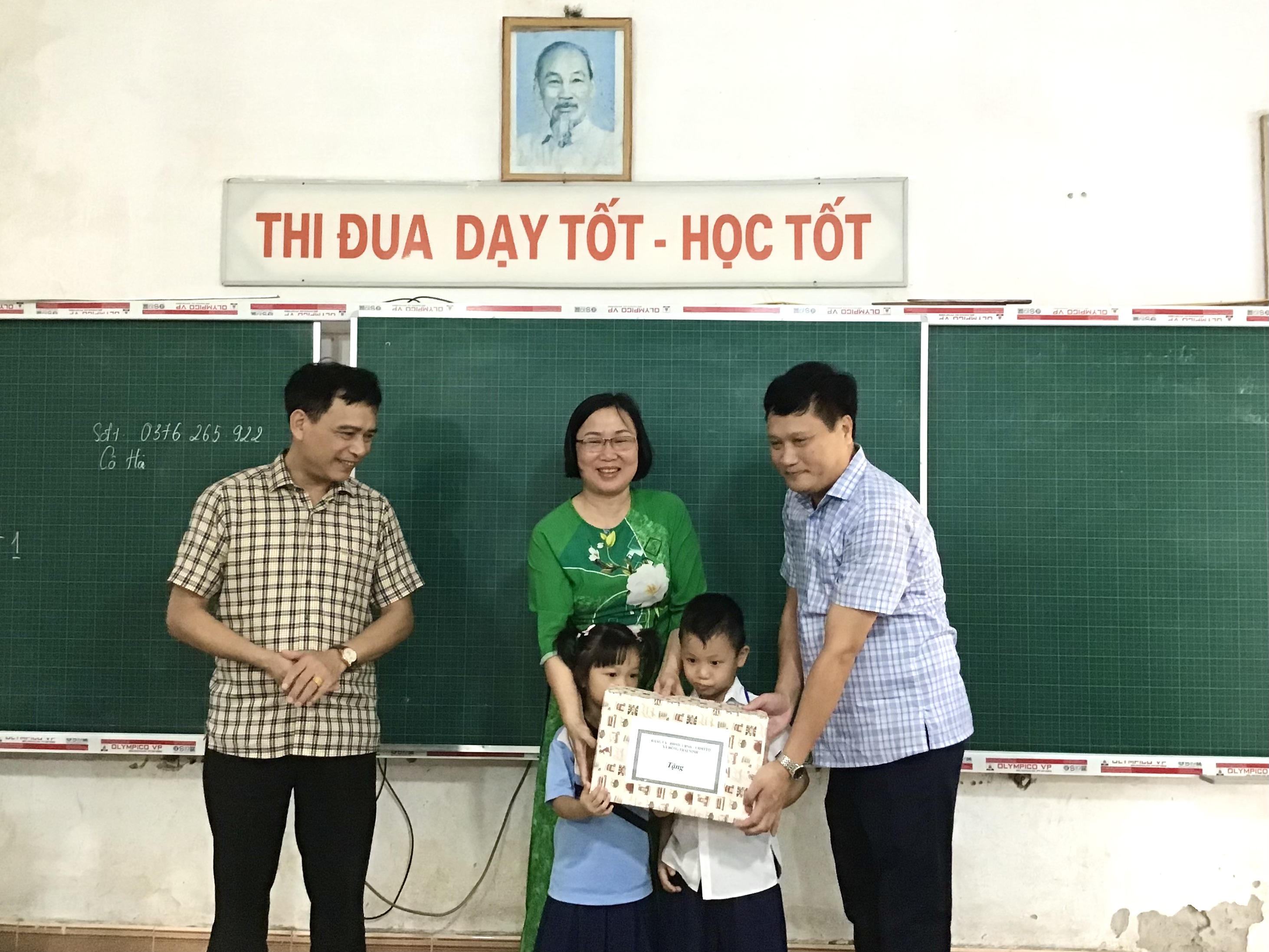 Các đồng chí lãnh đạo xã Đông Thái Ninh đi thăm và tặng quà thiếu nhi nhân ngày quốc tế thiếu nhi 1/6