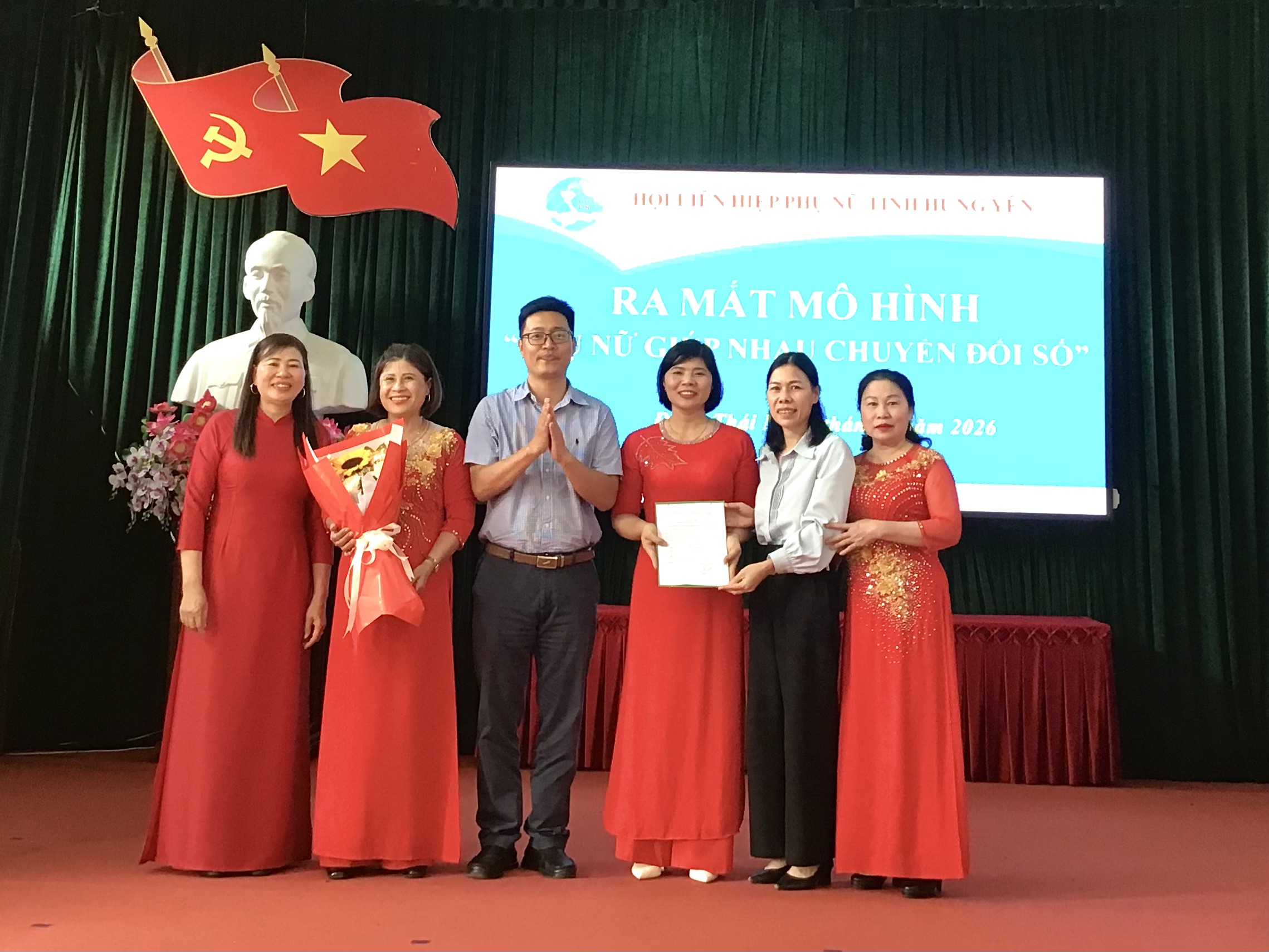 Hội Liên hiệp Phụ nữ xã Đông Thái Ninh tổ chức chương trình ra mắt mô hình “ Phụ nữ giúp nhau chuyển đổi số”,