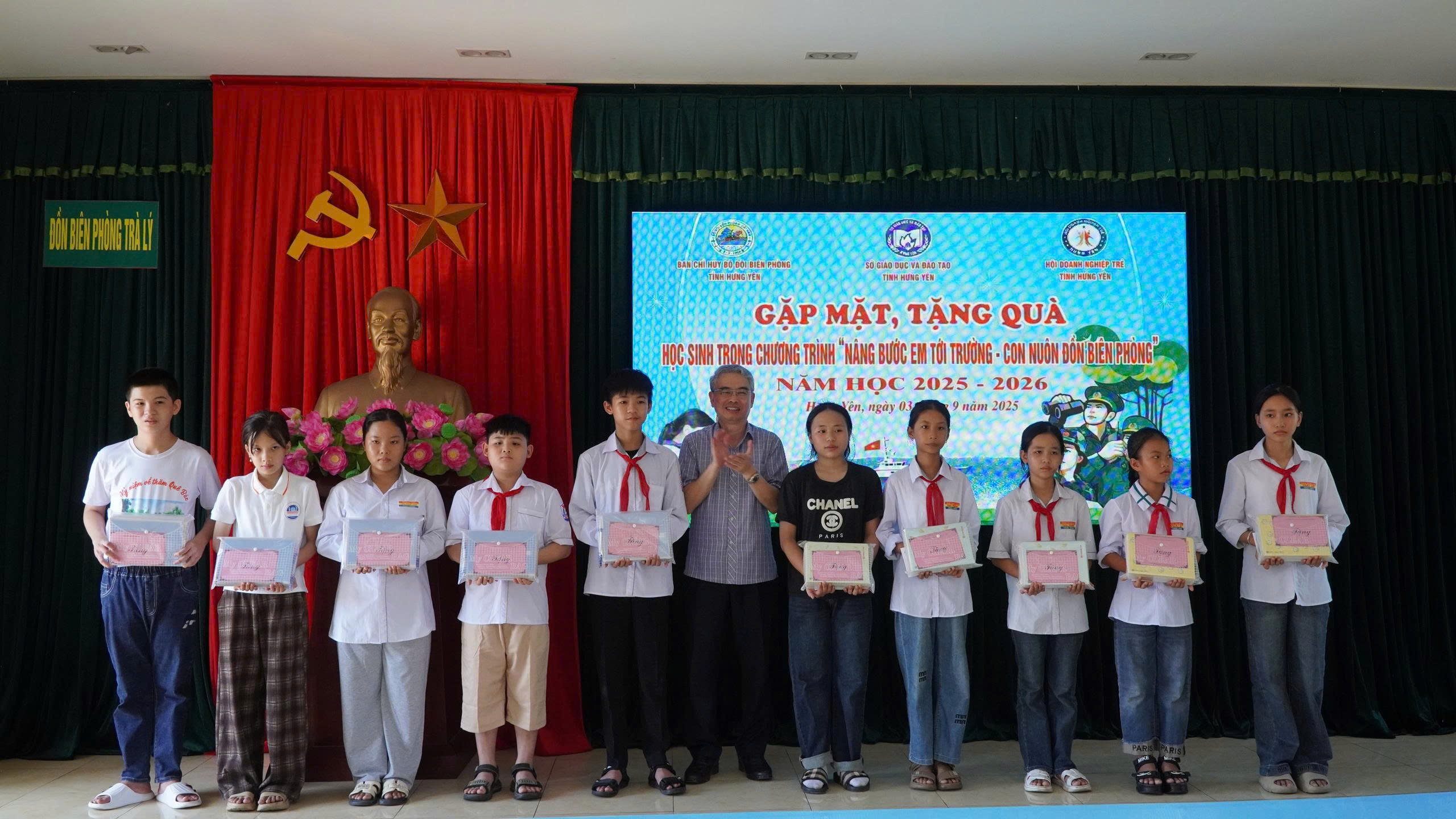 Đồn Biên phòng Trà Lý với Chương trình “Nâng bước em đến trường - Con nuôi Đồn Biên phòng”