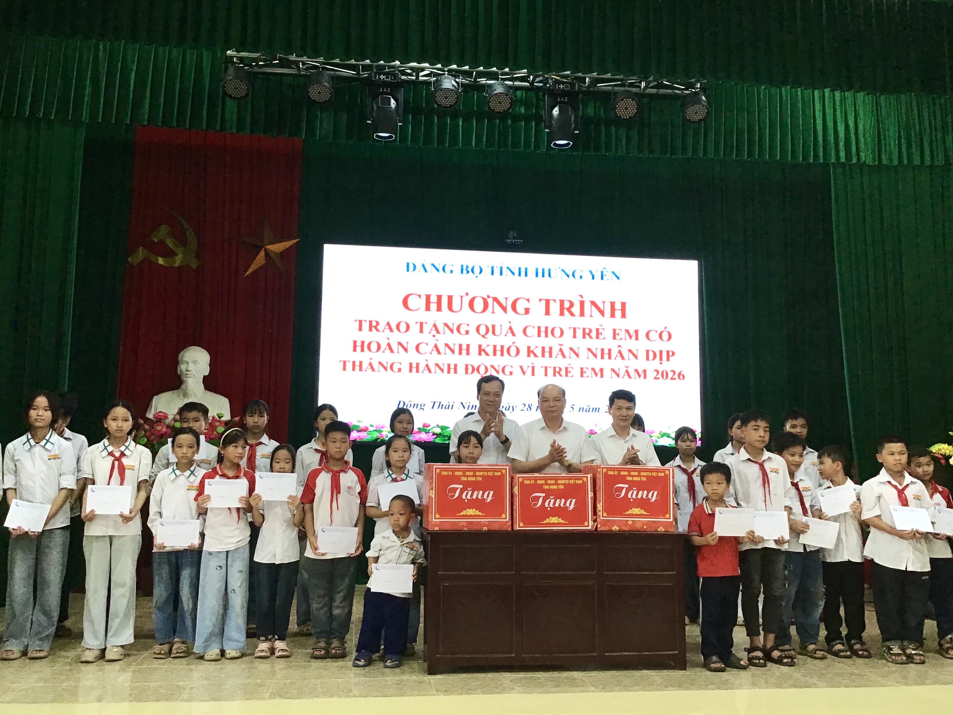 Các đồng chí lãnh đạo Tỉnh Hưng Yên, thăm, tặng quà nhân ngày Quốc tế Thiếu nhi 1/6.