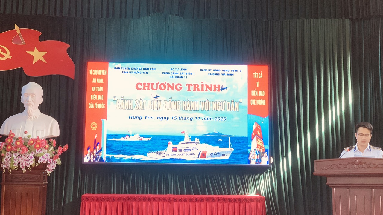 Hải đoàn 11 Bộ Tư lệnh Vùng Cảnh sát biển 1 đồng hành với ngư dân tại xã Đông Thái Ninh tỉnh Hưng Yên.