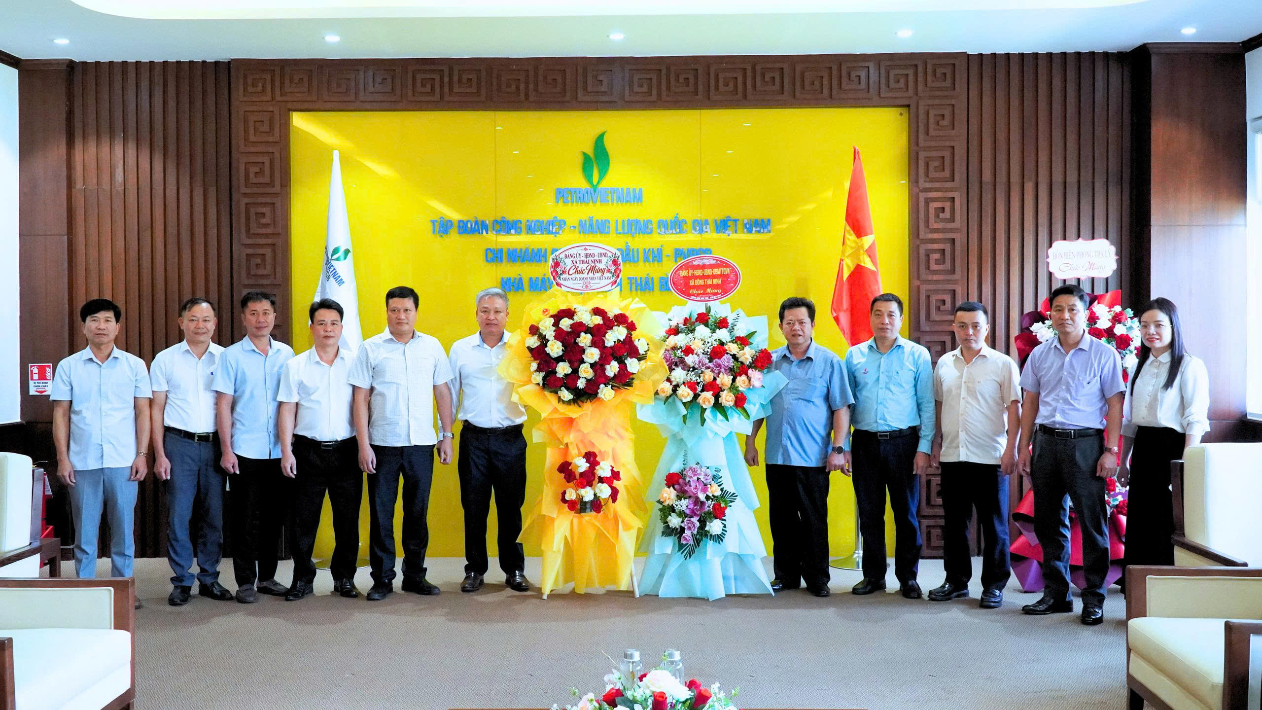 LÃNH ĐẠO XÃ ĐÔNG THÁI NINH THĂM, CHÚC MỪNG DOANH NGHIỆP TIÊU BIỂU NHÂN NGÀY DOANH NHÂN VIỆT NAM